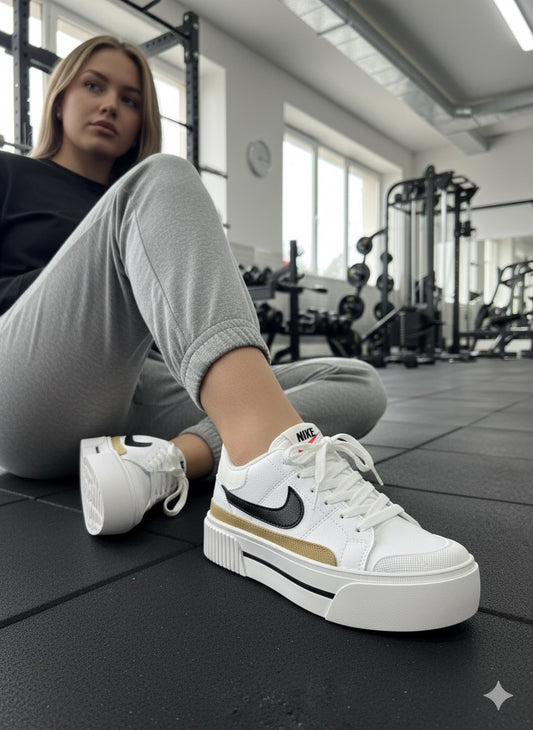 Nike ابيض صح اسود